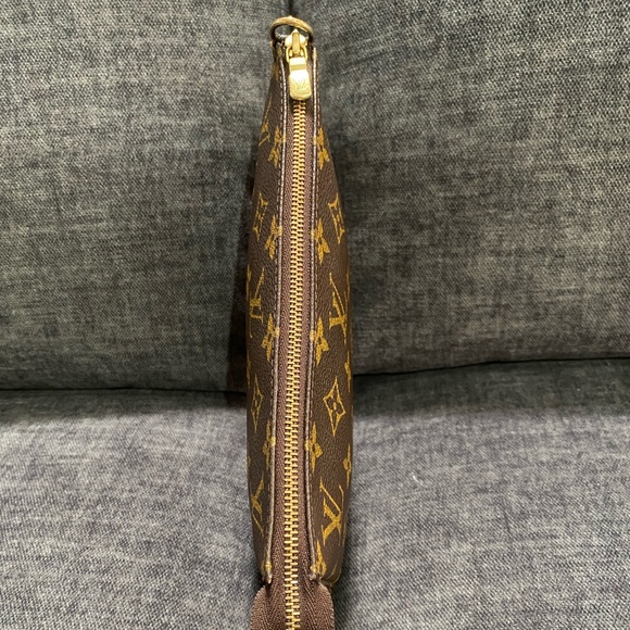 LOUIS VUITTON - Picture 4 of 8